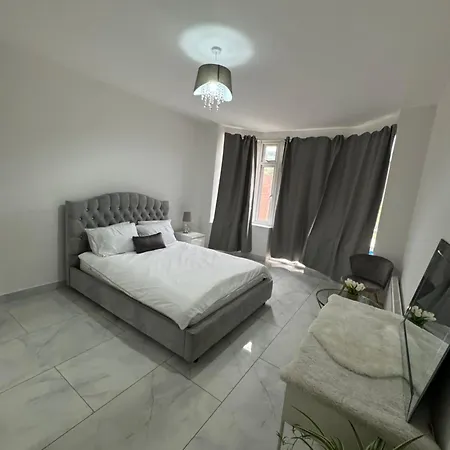 Elegant Estates Humble Abode Room 2-2