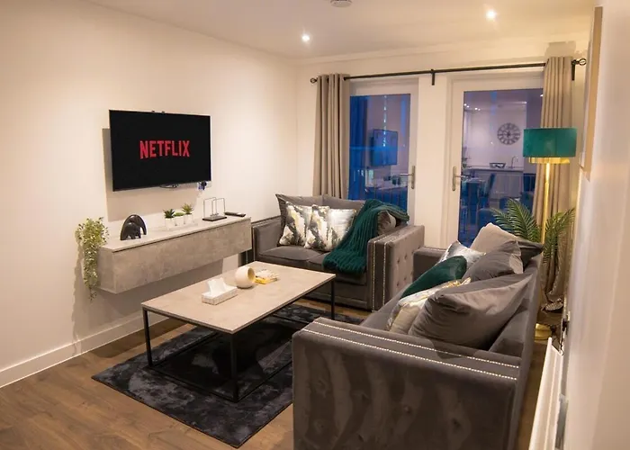 Luxury Mcr 2Bed, 2Bath - Central Location!